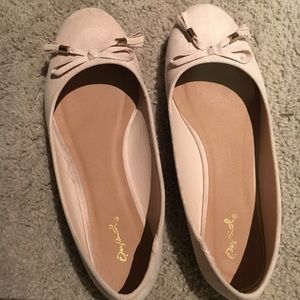 Women's Qupid light tan flats with bow size 9